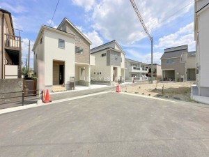 草加市吉町、新築一戸建ての前面道路を含む現地写真画像です