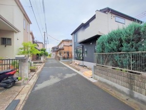 越谷市神明町、新築一戸建ての前面道路を含む現地写真画像です