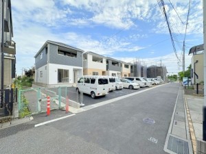 草加市八幡町、新築一戸建ての前面道路を含む現地写真画像です