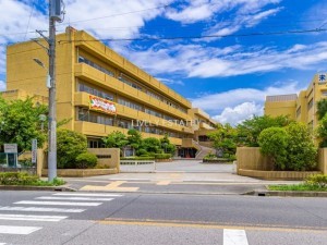 越谷市花田、新築一戸建ての中学校画像です