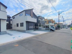 越谷市花田、新築一戸建ての前面道路を含む現地写真画像です