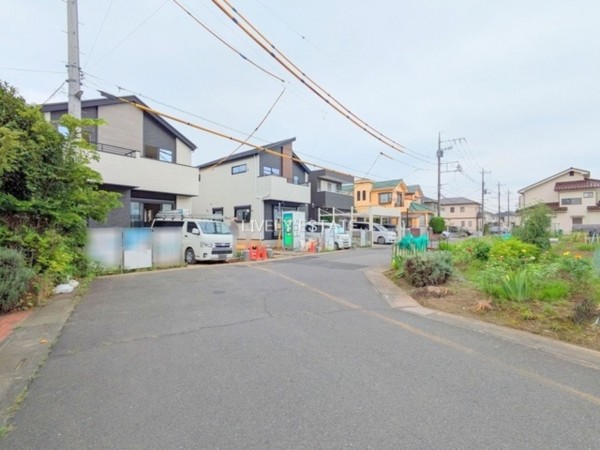 越谷市花田、新築一戸建ての前面道路を含む現地写真画像です