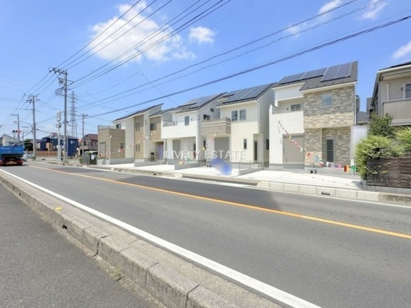 草加市清門、新築一戸建ての前面道路を含む現地写真画像です