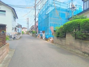 越谷市大字大里、新築一戸建ての前面道路を含む現地写真画像です