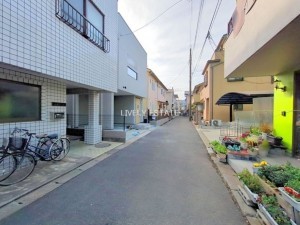 越谷市南越谷、新築一戸建ての前面道路を含む現地写真画像です