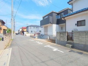 越谷市登戸町、新築一戸建ての前面道路を含む現地写真画像です