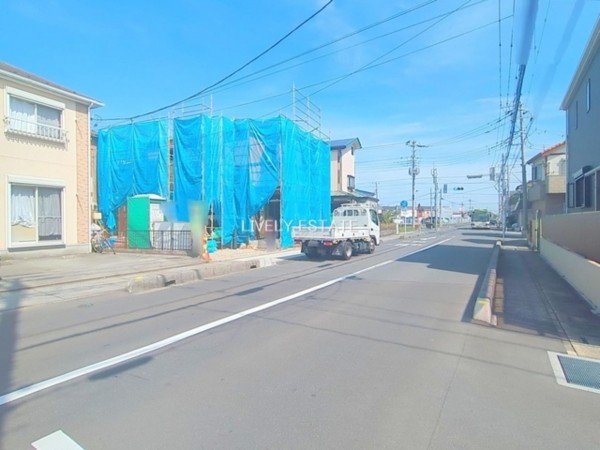 越谷市大字弥十郎、新築一戸建ての前面道路を含む現地写真画像です