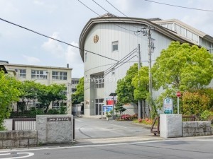 草加市氷川町、マンションの中学校画像です