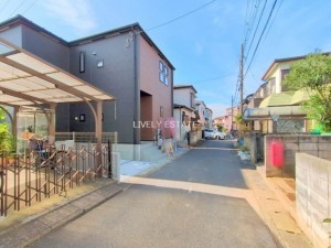 草加市遊馬町、新築一戸建ての前面道路を含む現地写真画像です