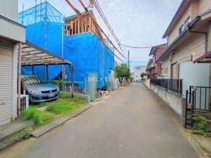 越谷市赤山町、新築一戸建ての前面道路を含む現地写真画像です