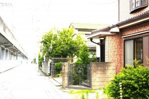 越谷市大沢、中古一戸建ての前面道路を含む現地写真画像です