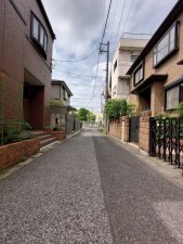 草加市氷川町、中古一戸建ての前面道路を含む現地写真画像です