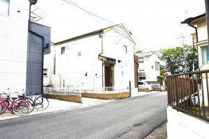 越谷市北越谷、中古一戸建ての前面道路を含む現地写真画像です