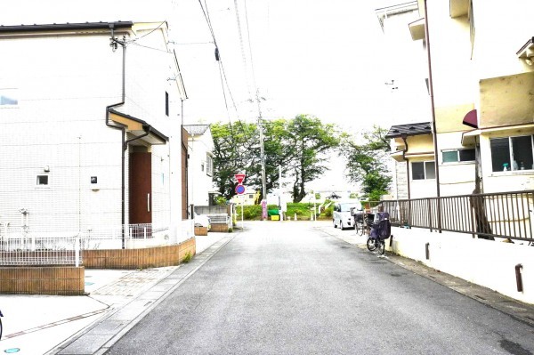 越谷市北越谷、中古一戸建ての前面道路を含む現地写真画像です