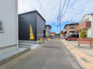 越谷市千間台東、新築一戸建ての前面道路を含む現地写真画像です