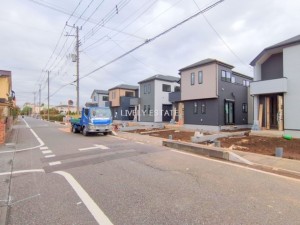 草加市清門、新築一戸建ての前面道路を含む現地写真画像です