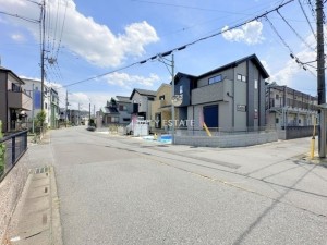 草加市手代、新築一戸建ての前面道路を含む現地写真画像です