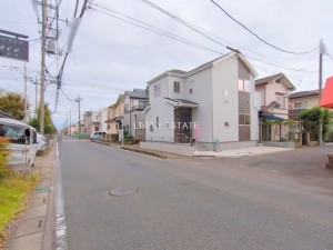 草加市稲荷、新築一戸建ての前面道路を含む現地写真画像です