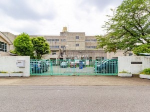 草加市稲荷、新築一戸建ての小学校画像です