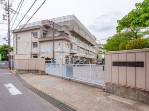 草加市北谷、新築一戸建ての小学校画像です