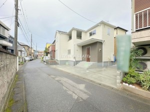 草加市北谷、新築一戸建ての前面道路を含む現地写真画像です