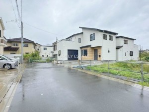 草加市谷塚仲町、新築一戸建ての前面道路を含む現地写真画像です