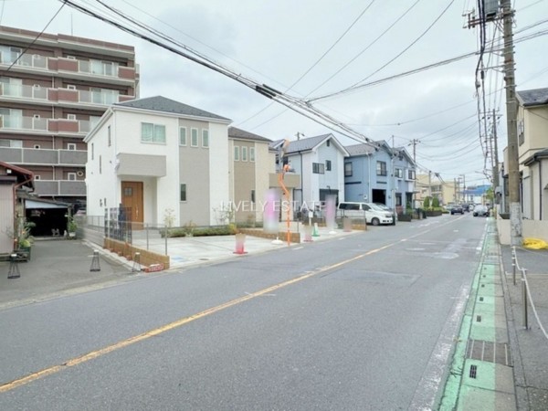 草加市瀬崎、新築一戸建ての前面道路を含む現地写真画像です