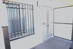 草加市新里町、マンションの玄関画像です