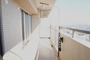 草加市新里町、マンションのバルコニー画像です