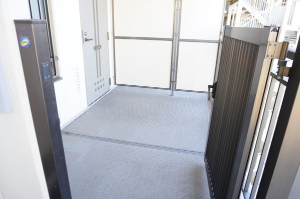 草加市新里町、マンションの玄関画像です