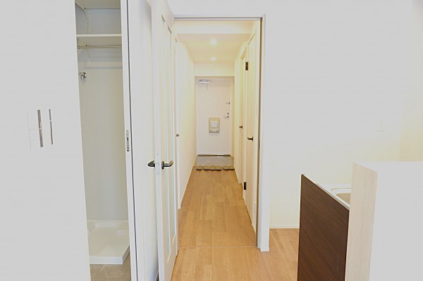 草加市新里町、マンションの玄関画像です
