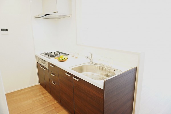 草加市新里町、マンションのキッチン画像です