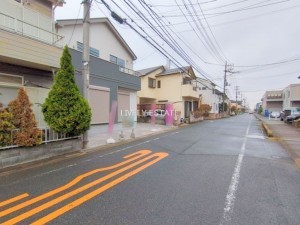 越谷市大字下間久里、新築一戸建ての前面道路を含む現地写真画像です