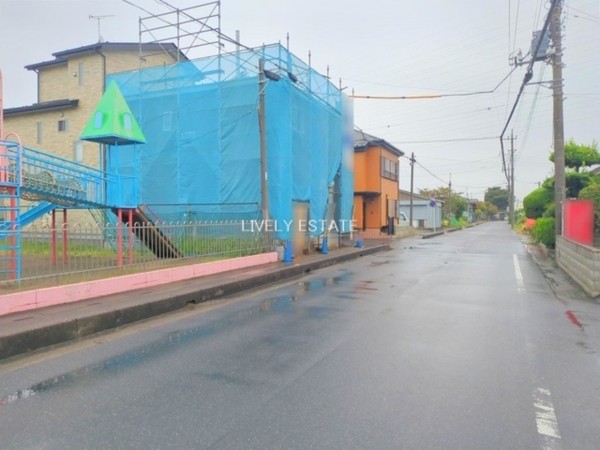 越谷市神明町、新築一戸建ての前面道路を含む現地写真画像です