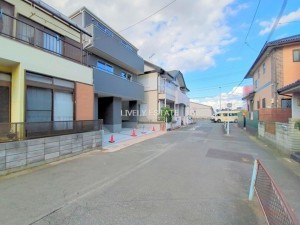 越谷市大字弥十郎、新築一戸建ての前面道路を含む現地写真画像です