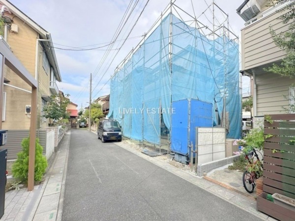 草加市清門、新築一戸建ての前面道路を含む現地写真画像です