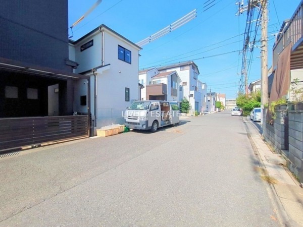 越谷市大沢、新築一戸建ての前面道路を含む現地写真画像です