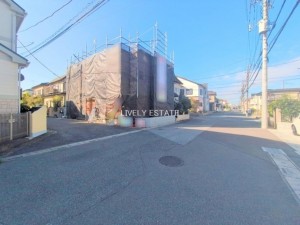 越谷市大字弥十郎、新築一戸建ての前面道路を含む現地写真画像です