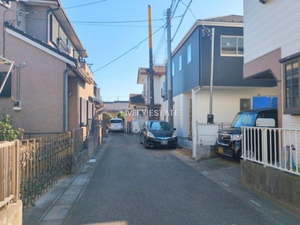 越谷市神明町、新築一戸建ての前面道路を含む現地写真画像です