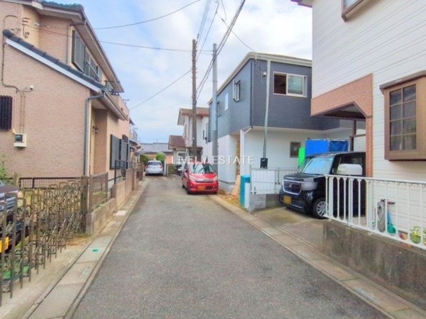 越谷市神明町、新築一戸建ての前面道路を含む現地写真画像です