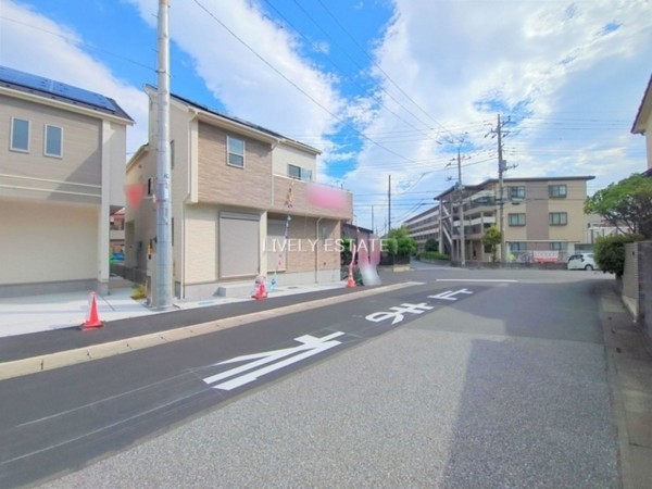 越谷市大字大里、新築一戸建ての前面道路を含む現地写真画像です