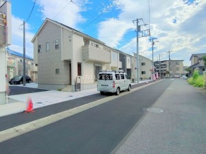 越谷市大字大里、新築一戸建ての前面道路を含む現地写真画像です