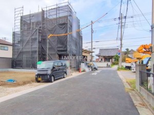 草加市瀬崎、新築一戸建ての前面道路を含む現地写真画像です