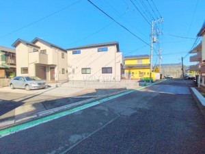 越谷市大沢、新築一戸建ての前面道路を含む現地写真画像です