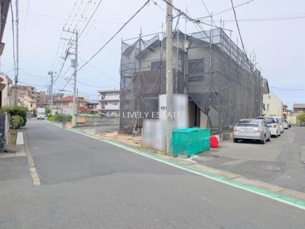 越谷市大沢、新築一戸建ての前面道路を含む現地写真画像です