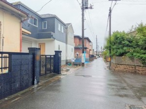 越谷市瓦曽根、新築一戸建ての前面道路を含む現地写真画像です