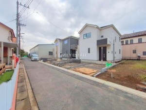 草加市青柳、新築一戸建ての前面道路を含む現地写真画像です