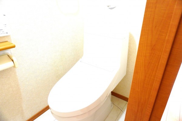 越谷市大間野町、中古一戸建てのトイレ画像です