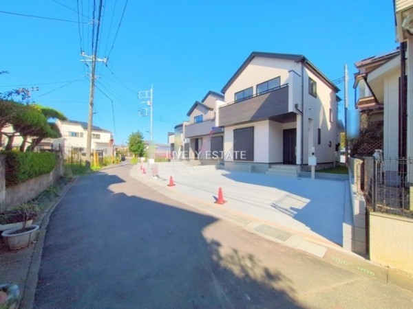 草加市谷塚上町、新築一戸建ての前面道路を含む現地写真画像です