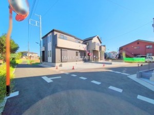 草加市谷塚上町、新築一戸建ての前面道路を含む現地写真画像です